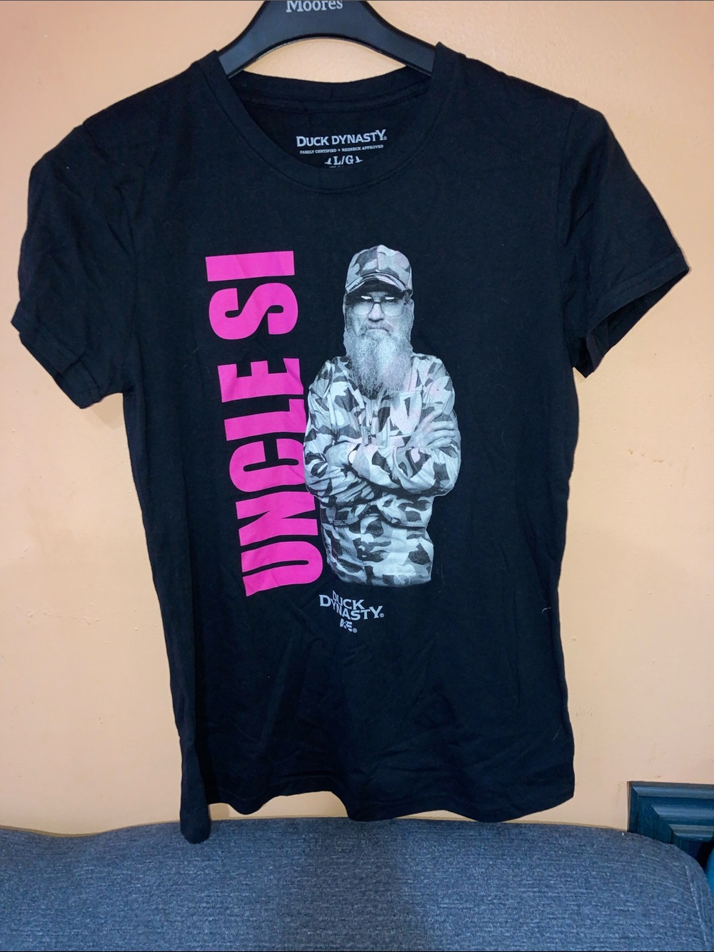 Duck Dynasty Men's Black Short-Sleeve Graphic Tee with Pink Vertical Text